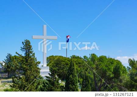 海外の山の上にある大きな十字架のモニュメント 131267121
