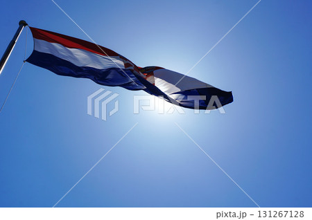 眩しい太陽光を遮るようにたなびくクロアチアの国旗 131267128