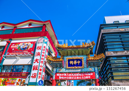 日本の横浜都市景観 飛行機雲…横浜中華街・善隣門などを望む。新時代へ 日本の横浜都市景観 飛行機雲…横浜中華街・善隣門などを望む。新時代へ 131267456