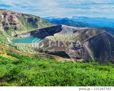 夏の蔵王山の御釜展望台よりお釜を望む 夏の蔵王山の御釜展望台よりお釜を望む 131267787