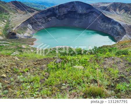夏の蔵王連峰よりお釜を望む 131267791