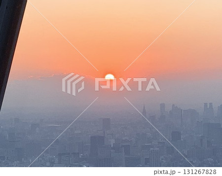 霧に包まれた都心の夕景 131267828