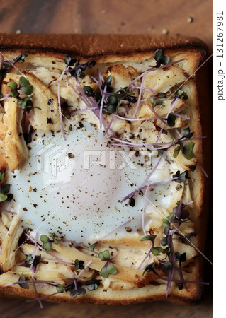 サラダチキンを土手にしたアレンジトースト 131267981