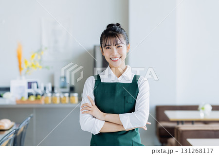 カフェで働く若い女性 カフェで働く若い女性 131268117
