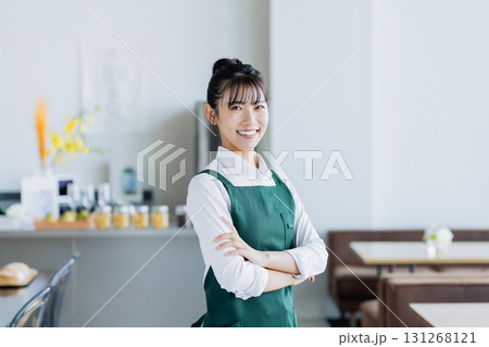 カフェで働く若い女性 131268121