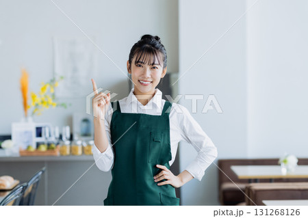 カフェで働く若い女性 131268126