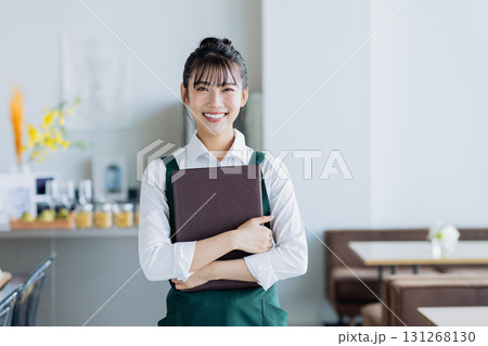 カフェで働く若い女性 131268130