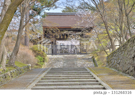 毘沙門堂の勅使門 131268316