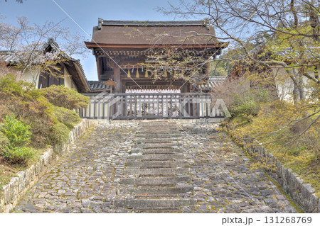 毘沙門堂の勅使門 131268769