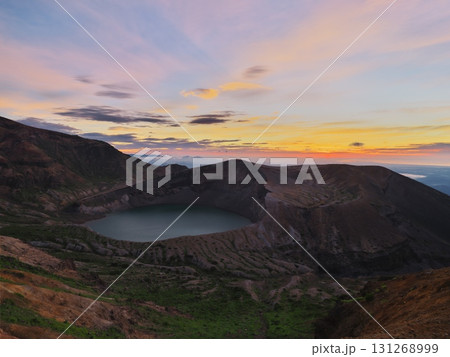 夏の蔵王連峰より黎明のお釜を望む 131268999