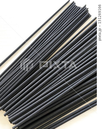 ヒバの香りの黒色のお線香02 131269166