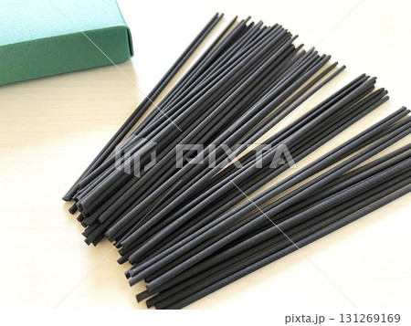 ヒバの香りの黒色のお線香と緑色の箱04 ヒバの香りの黒色のお線香と緑色の箱04 131269169