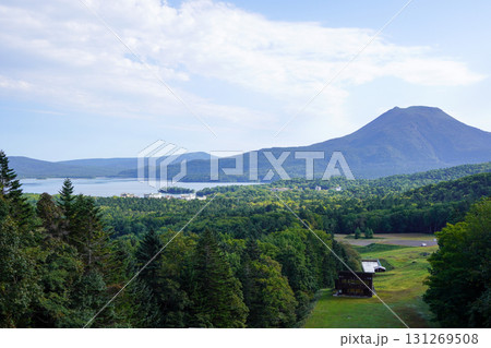 阿寒湖畔展望台から、阿寒湖と阿寒湖温泉街 131269508