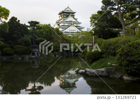 池の水面に映る大阪城 131269721
