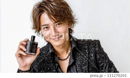 香水を紹介する日本人男性モデルのビューティー広告素材 131270201