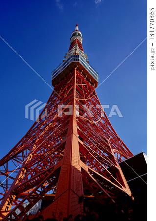 日本、東京の東京タワーと青空 131270365