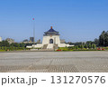 台湾　台北市の国立中正紀念堂と青天白日満地紅旗(国旗) 131270576