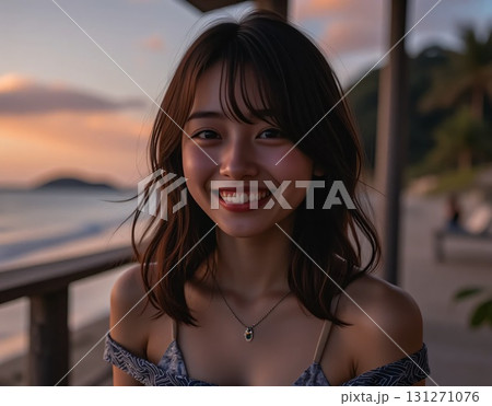 夕方のビーチ際のデッキにいる笑顔の女性 131271076