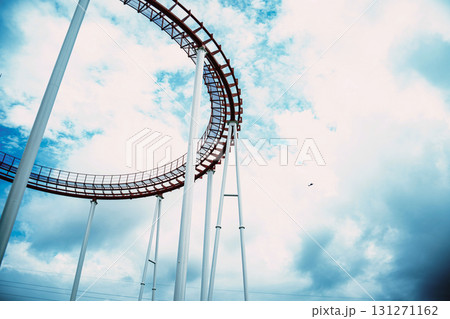 青空に映えるジェットコースター 131271162