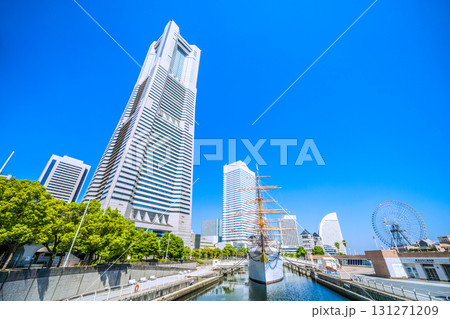 日本の横浜都市景観 桜木町駅前。横浜ランドマークタワーや日本丸、大観覧車などを望む。明日へ、希望の光 日本の横浜都市景観 桜木町駅前。横浜ランドマークタワーや日本丸、大観覧車などを望む。明日へ、希望の光 131271209