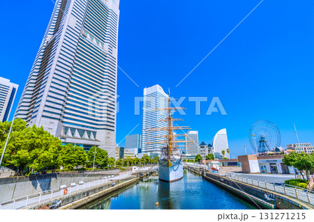 日本の横浜都市景観 桜木町駅前。横浜ランドマークタワーや日本丸、パシフィコ横浜などを望む。明日へ 日本の横浜都市景観 桜木町駅前。横浜ランドマークタワーや日本丸、パシフィコ横浜などを望む。明日へ 131271215