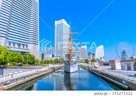 日本の横浜都市景観　桜木町駅前。横浜ランドマークタワーや日本丸、大観覧車などを望む。明日へ、希望の光 131271222