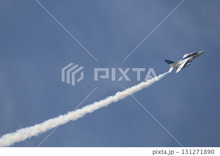 大空を横切るブルーインパルスのT-4練習機 131271890