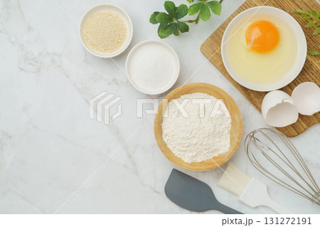 料理・お菓子づくりのイメージ(小麦粉・卵・塩・きび砂糖)・白い大理石背景 131272191