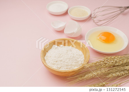 料理・お菓子づくりのイメージ(小麦粉・卵・塩・きび砂糖・麦の穂)・ピンク背景 料理・お菓子づくりのイメージ(小麦粉・卵・塩・きび砂糖・麦の穂)・ピンク背景 131272545