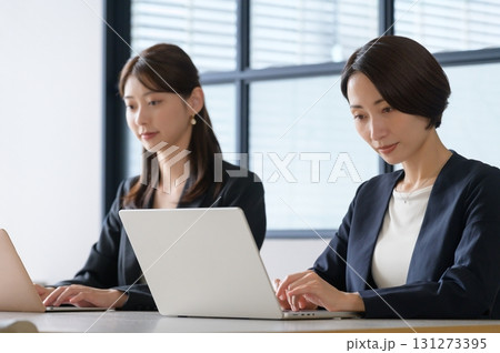 会社でパソコン仕事をする日本人女性 131273395