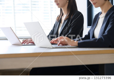 会社でパソコン仕事をする日本人女性 131273396