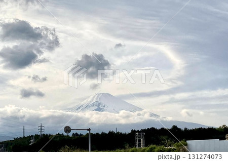 雲の隙間から見える富士山 131274073