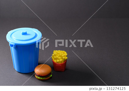 転売でハンバーガーを捨てるイメージ 131274125