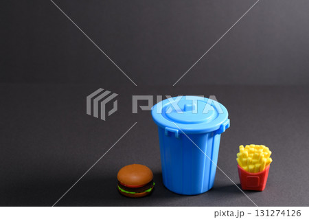 転売でハンバーガーを捨てるイメージ 131274126