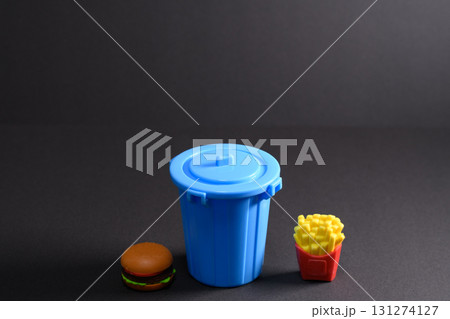 転売でハンバーガーを捨てるイメージ 転売でハンバーガーを捨てるイメージ 131274127