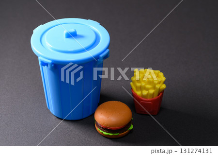 転売でハンバーガーを捨てるイメージ 131274131