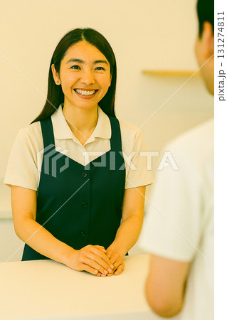 接客をする店員 131274811