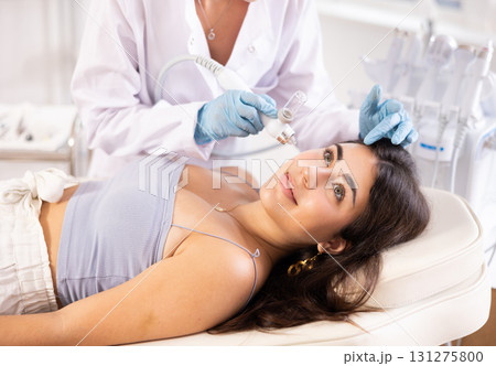 Beauty procedure to brunette girl  131275800