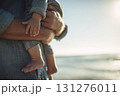海辺で赤ちゃんを抱っこする父親の手元アップ 海辺で赤ちゃんを抱っこする父親の手元アップ 131276011
