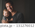 室内で笑顔の父と赤ちゃんのポートレート 室内で笑顔の父と赤ちゃんのポートレート 131276012