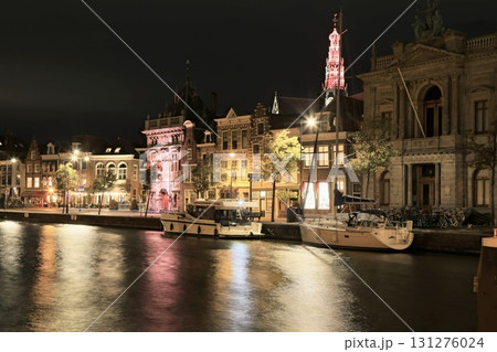 オランダ　夜のハールレムの街並み　聖バーフ教会とテイラース博物館 131276024