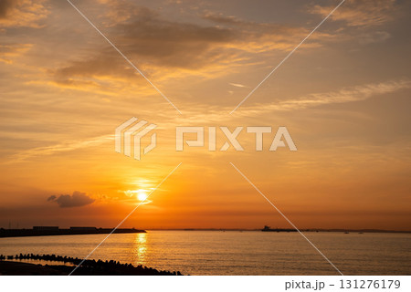 秋の朝焼け空 《三重県 四日市市 伊勢湾》 秋の朝焼け空 《三重県 四日市市 伊勢湾》 131276179