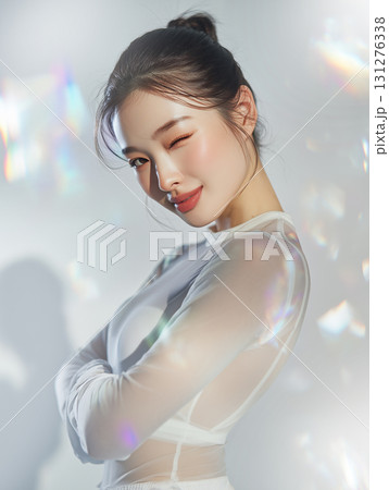 キュートなウィンクが映えるバレエコアファッションの女の子 キュートなウィンクが映えるバレエコアファッションの女の子 131276338