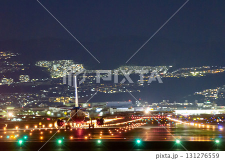 離陸を待つ飛行機と空港の夜景 131276559