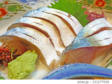 秋・冬が旬の魚。脂が乗って、甘みを感じる旨味、寒サバの刺身の写真 秋・冬が旬の魚。脂が乗って、甘みを感じる旨味、寒サバの刺身の写真 131277026