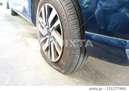 パンクしたタイヤ 131277468