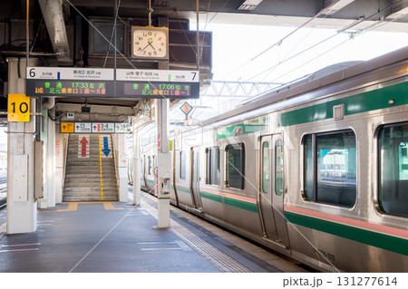 【山形駅】出発を待つ仙山線の普通列車 131277614