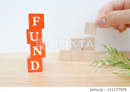 FUND文字ブロックと積み木。資金や投資のイメージ。 131277976