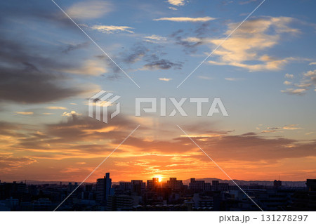 都市の夜明け　兵庫県神戸市東灘区の構造ビル上層階より芦屋、大阪方面を臨む 131278297