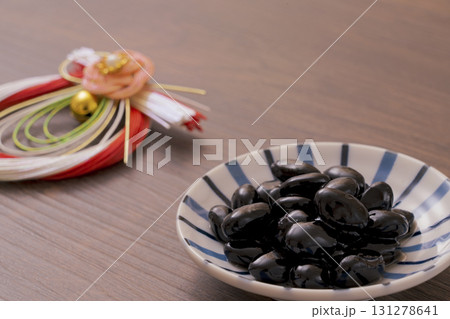 日本のお正月料理。黒豆の煮豆。 131278641